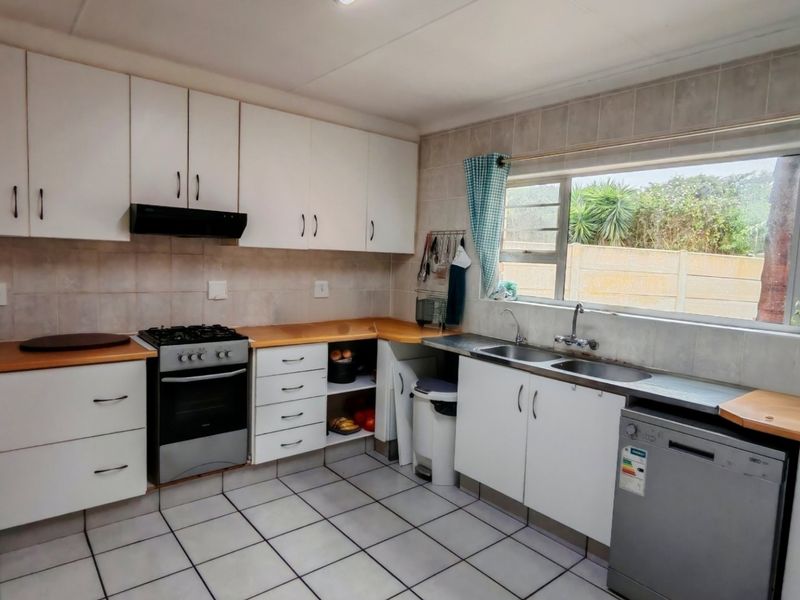 Tranquil Waterside Living In Peaceful Cul De Sac - Photo 6