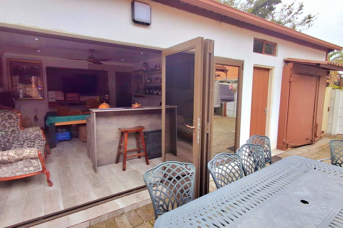 Newley revamp modern 4-bedroom family home with stunning kitchen and entertainment area  - Photo 4