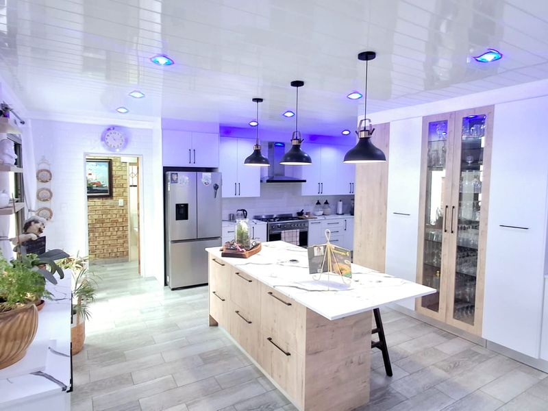 Newley revamp modern 4-bedroom family home with stunning kitchen and entertainment area  - Photo 6