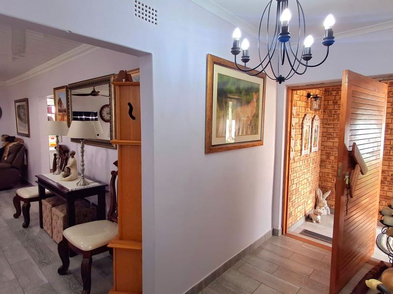 Newley revamp modern 4-bedroom family home with stunning kitchen and entertainment area  - Photo 5