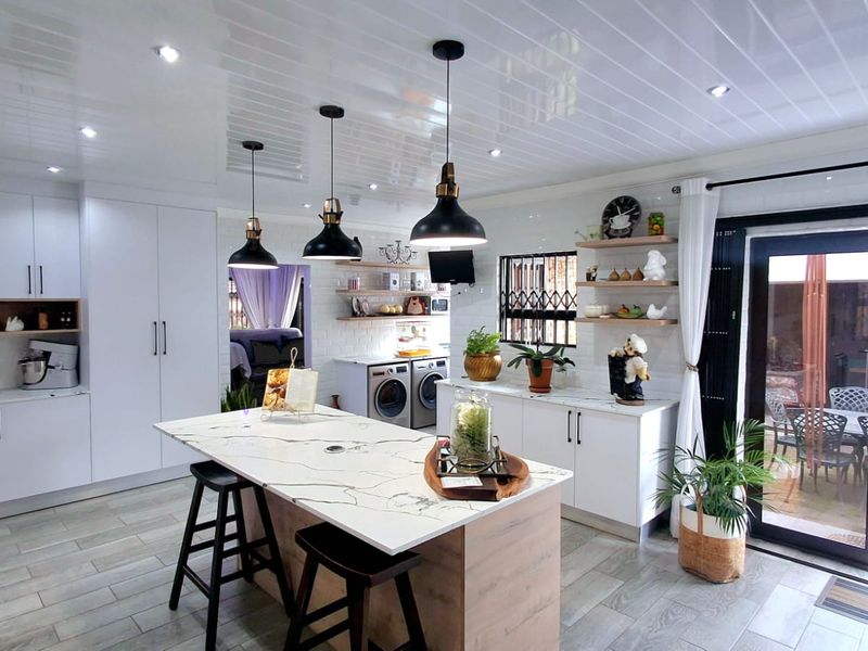 Newley revamp modern 4-bedroom family home with stunning kitchen and entertainment area  - Photo 8