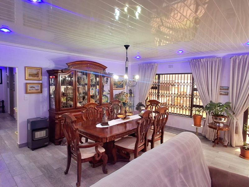 Newley revamp modern 4-bedroom family home with stunning kitchen and entertainment area  - Photo 7