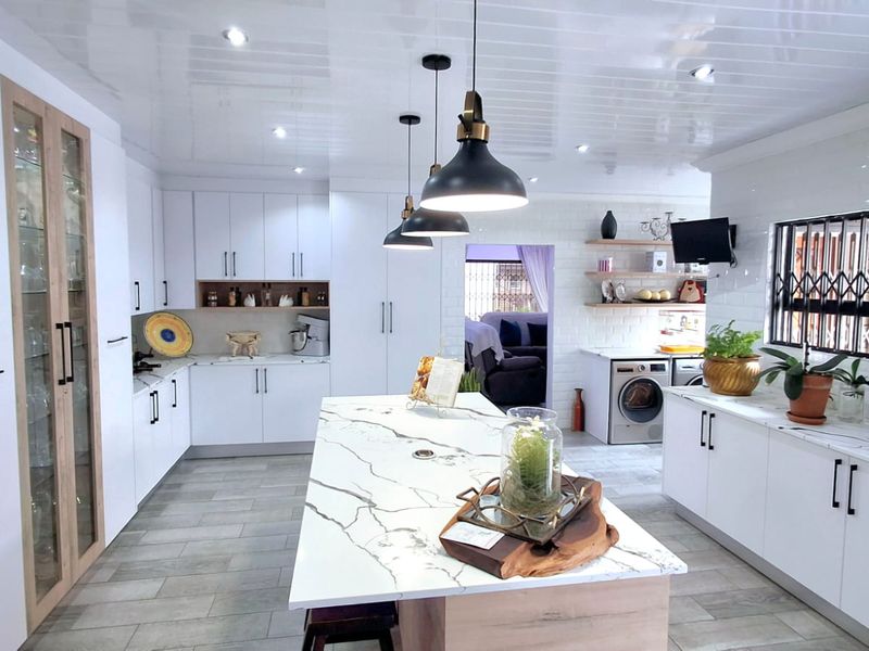 Newley revamp modern 4-bedroom family home with stunning kitchen and entertainment area  - Photo 6