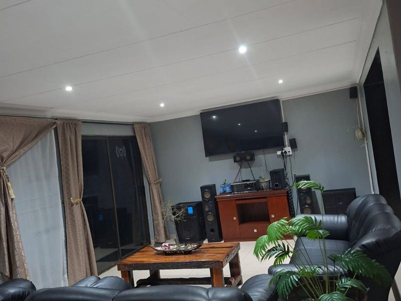 Two Homes Riverfront  - Off-Grid Luxury on 4.8 Hectares - Photo 10