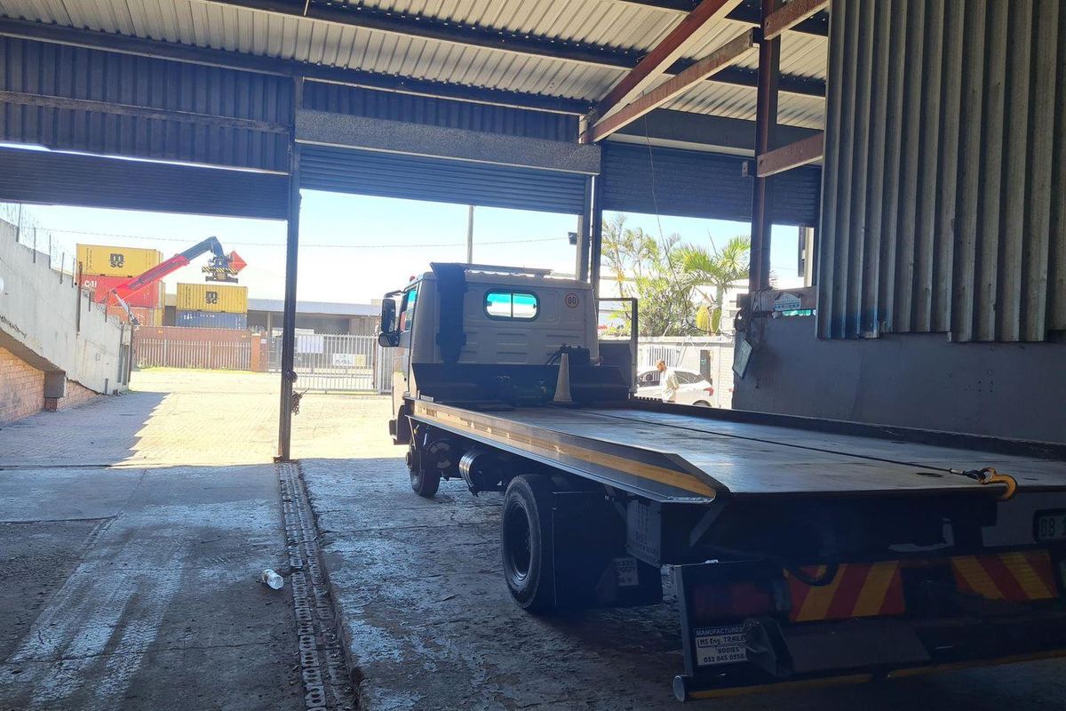 475 m2 Factory available in Jacobs  - Photo 4