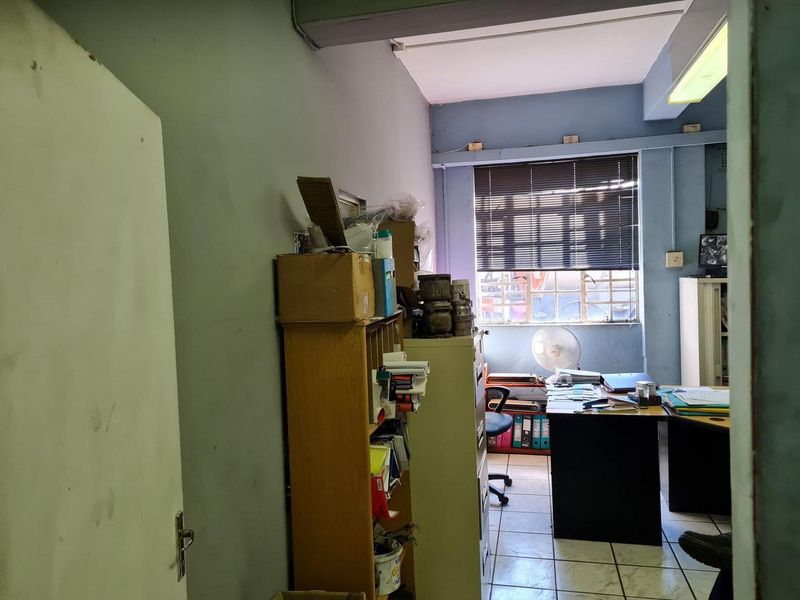 475 m2 Factory available in Jacobs  - Photo 7