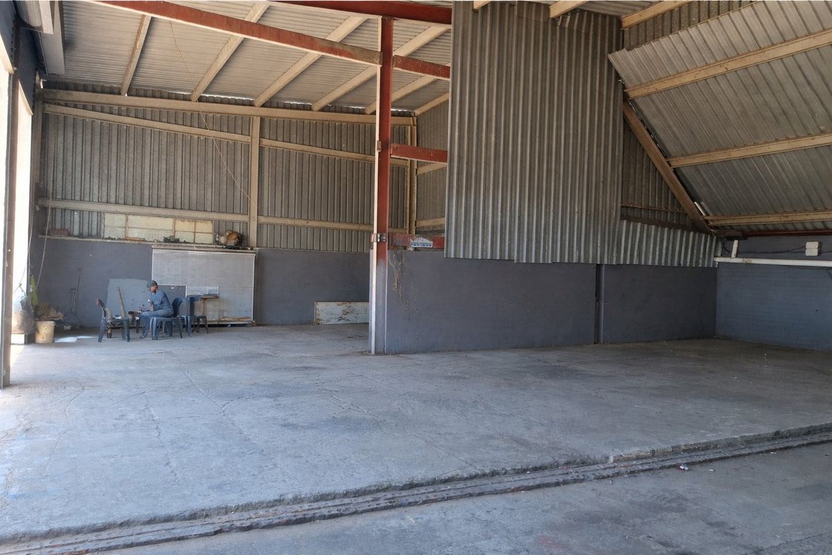 475 m2 Factory available in Jacobs  - Photo 2