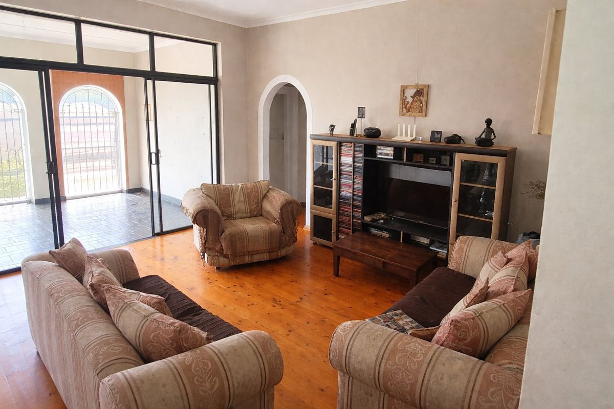 SeaView Charmer with Cottage and Courtyard- SOLE MANDATE! - Photo 2