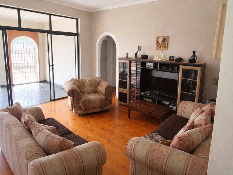 SeaView Charmer with Cottage and Courtyard- SOLE MANDATE! - Photo 2