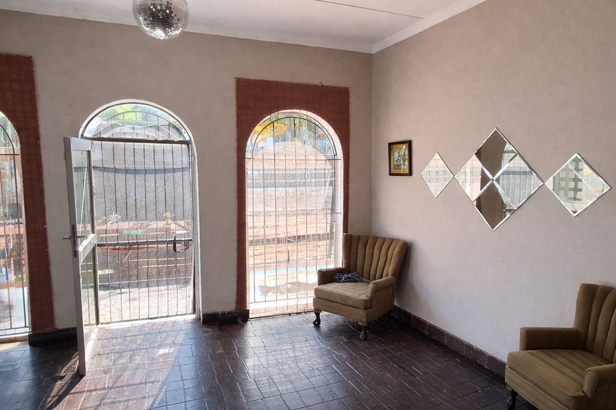 SeaView Charmer with Cottage and Courtyard- SOLE MANDATE! - Photo 4