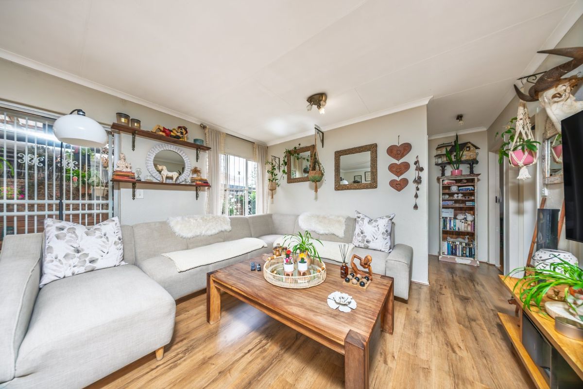 Charming 2 Bedroom Simplex in Sought-After Sherbrooke, Eden Glen - Photo 2