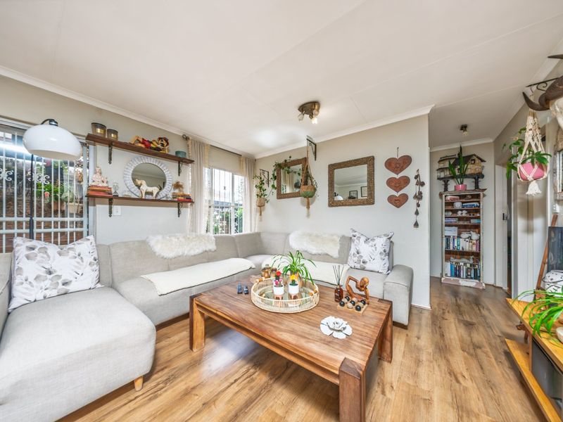 Charming 2 Bedroom Simplex in Sought-After Sherbrooke, Eden Glen - Photo 2