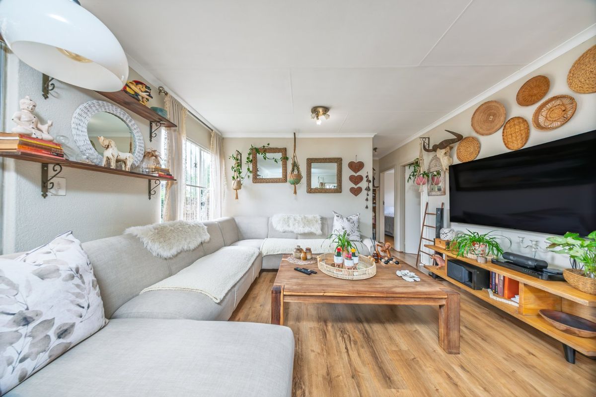 Charming 2 Bedroom Simplex in Sought-After Sherbrooke, Eden Glen - Photo 3