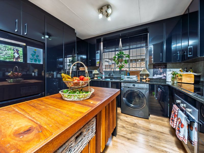 Charming 2 Bedroom Simplex in Sought-After Sherbrooke, Eden Glen - Photo 8