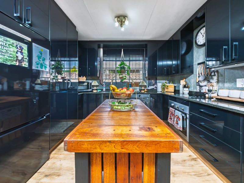 Charming 2 Bedroom Simplex in Sought-After Sherbrooke, Eden Glen - Photo 7