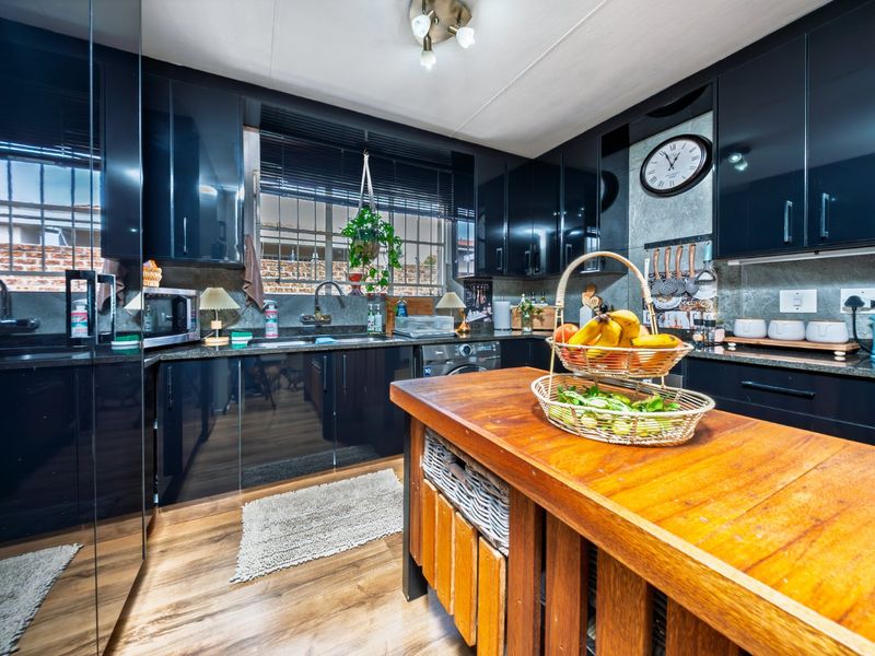 Charming 2 Bedroom Simplex in Sought-After Sherbrooke, Eden Glen - Photo 6