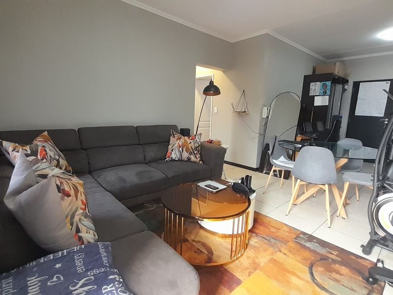 Bright 2 bed flat in Greenstone Hill  - Photo 5