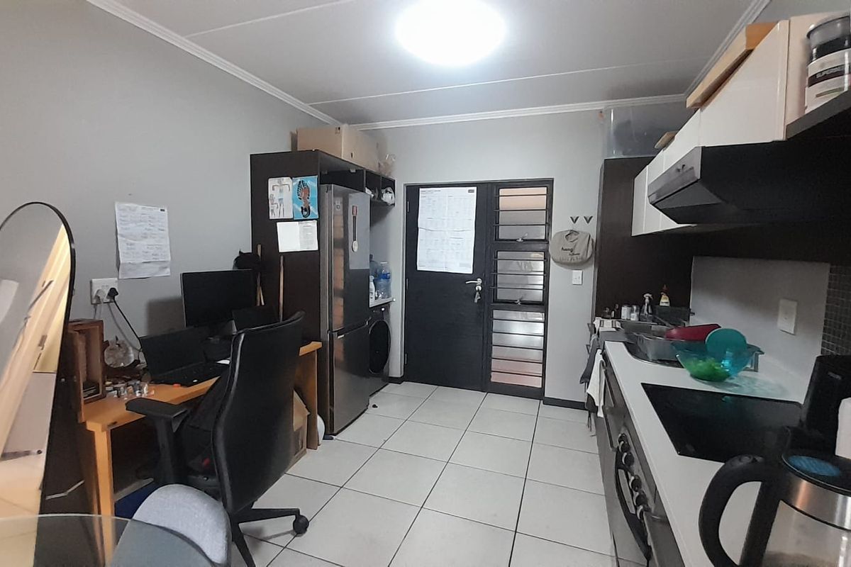 Bright 2 bed flat in Greenstone Hill  - Photo 3