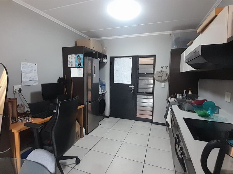 Bright 2 bed flat in Greenstone Hill  - Photo 3