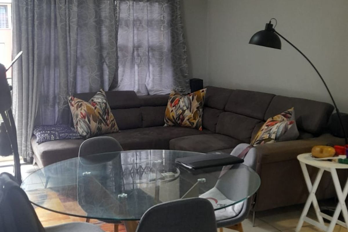 Bright 2 bed flat in Greenstone Hill  - Photo 4