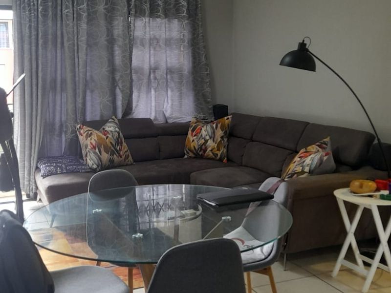 Bright 2 bed flat in Greenstone Hill  - Photo 4