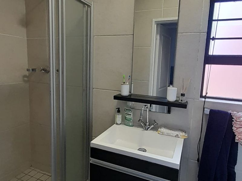 Bright 2 bed flat in Greenstone Hill  - Photo 10
