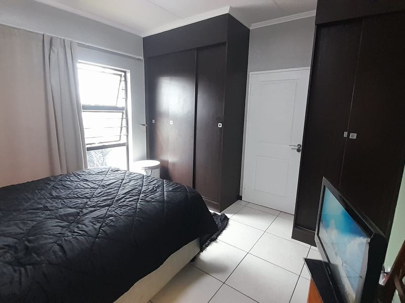 Bright 2 bed flat in Greenstone Hill  - Photo 6
