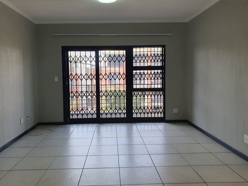 Bright 2 bed apartment in Greenstone Hill  - Photo 3