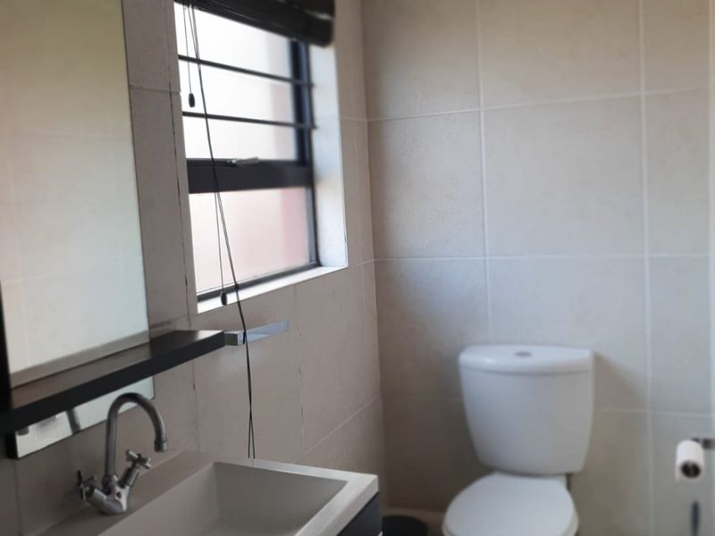 Bright 2 bed apartment in Greenstone Hill  - Photo 10
