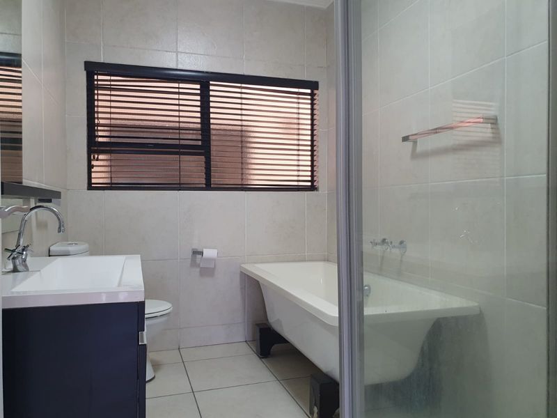 Bright 2 bed apartment in Greenstone Hill  - Photo 9