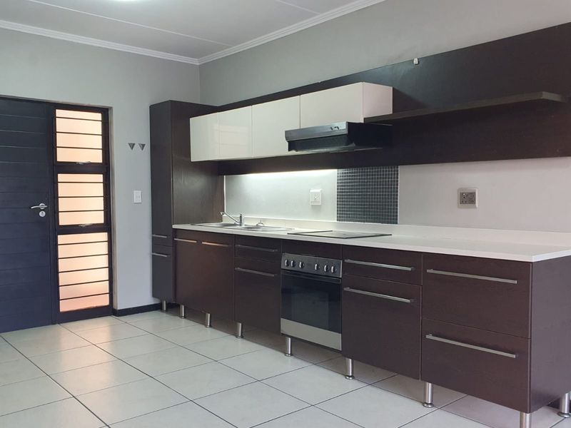 Bright 2 bed apartment in Greenstone Hill  - Photo 4