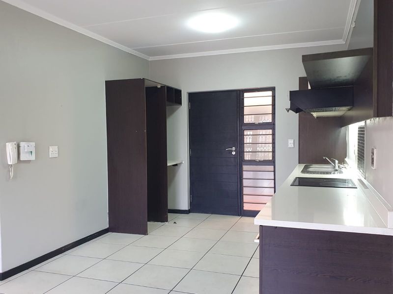 Bright 2 bed apartment in Greenstone Hill  - Photo 5