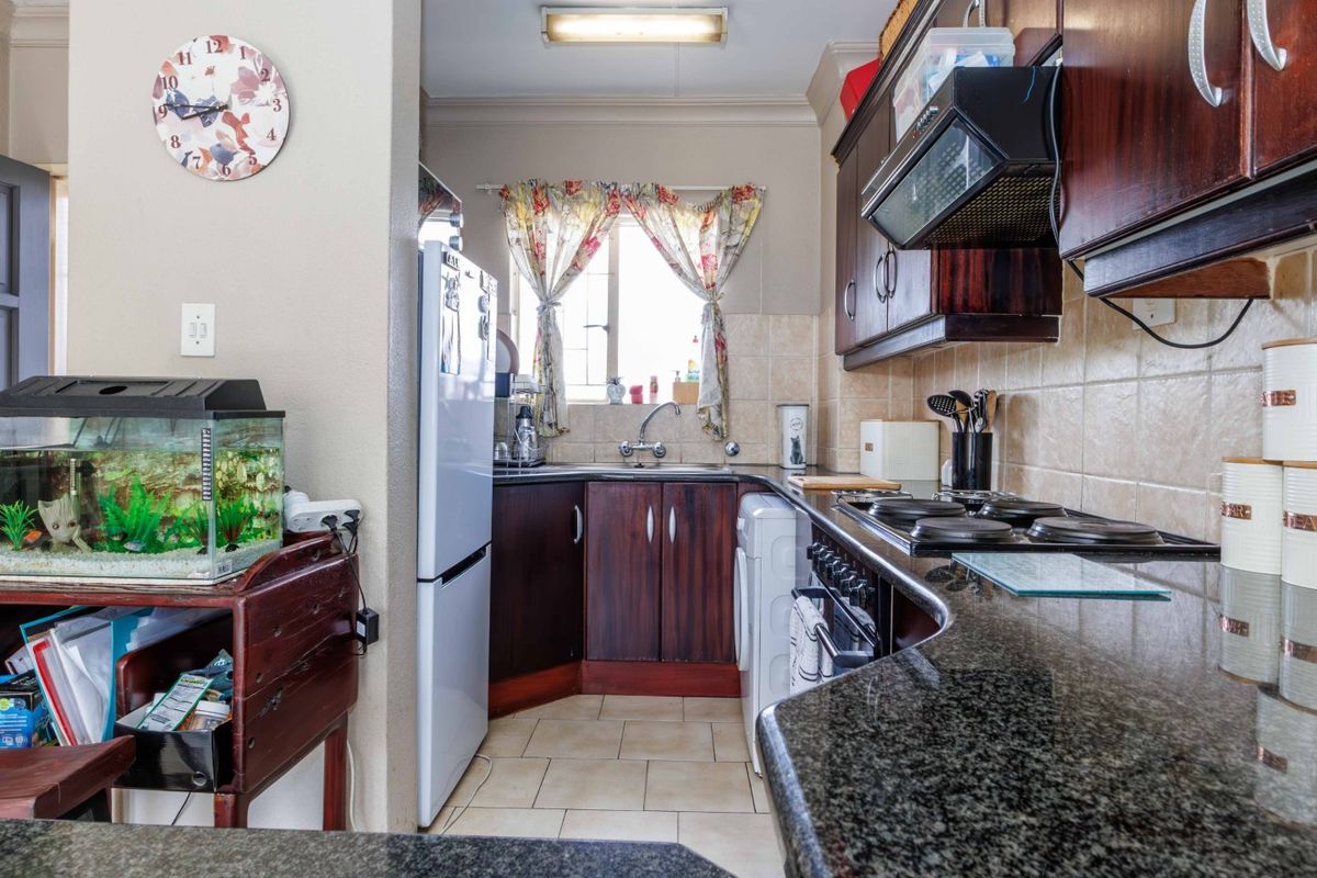 Charming 2-Bedroom Apartment for Sale in Edenglen – Perfect Lock-Up-and-Go! - Photo 3