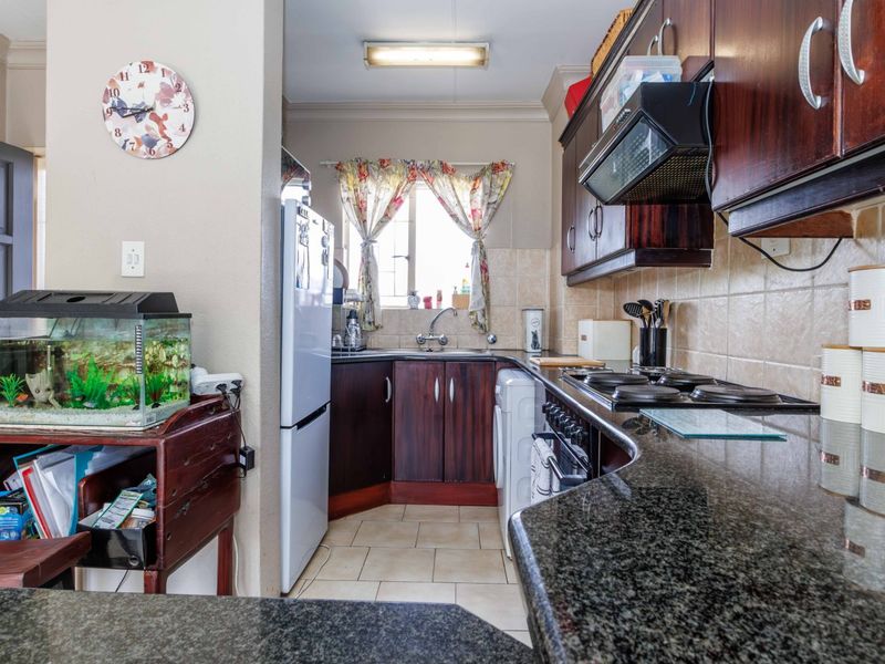 Charming 2-Bedroom Apartment for Sale in Edenglen – Perfect Lock-Up-and-Go! - Photo 3