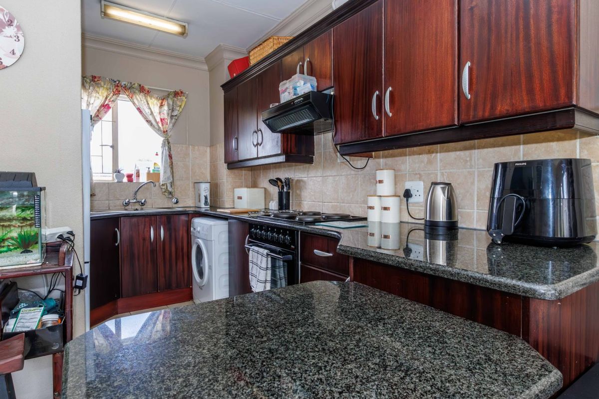 Charming 2-Bedroom Apartment for Sale in Edenglen – Perfect Lock-Up-and-Go! - Photo 2