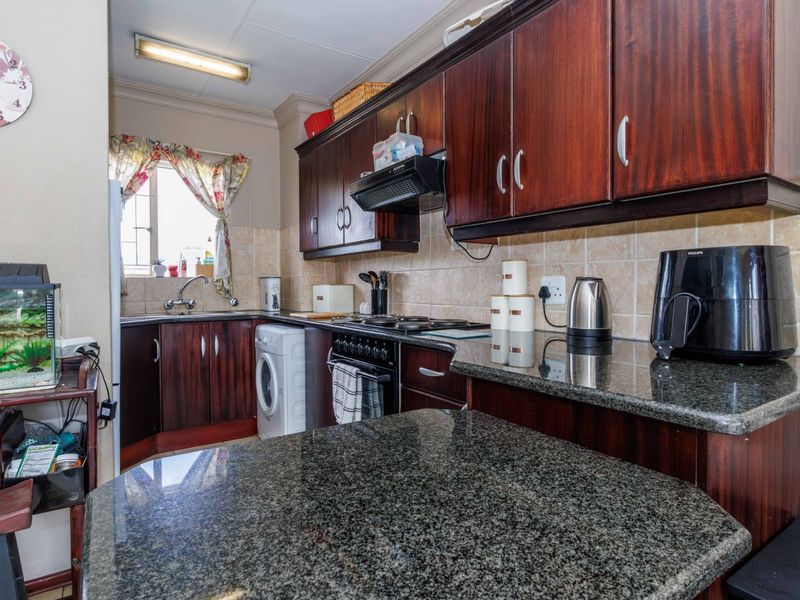 Charming 2-Bedroom Apartment for Sale in Edenglen – Perfect Lock-Up-and-Go! - Photo 2