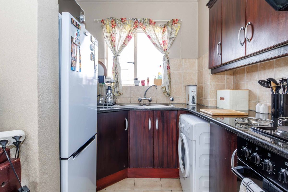 Charming 2-Bedroom Apartment for Sale in Edenglen – Perfect Lock-Up-and-Go! - Photo 5