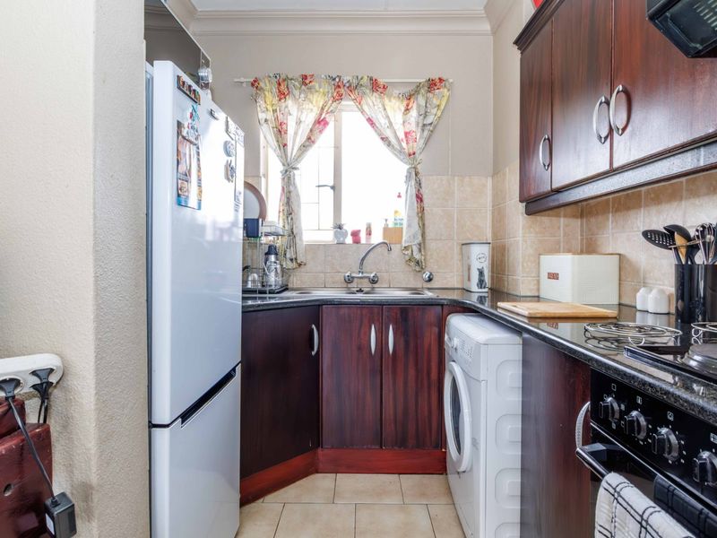 Charming 2-Bedroom Apartment for Sale in Edenglen – Perfect Lock-Up-and-Go! - Photo 5