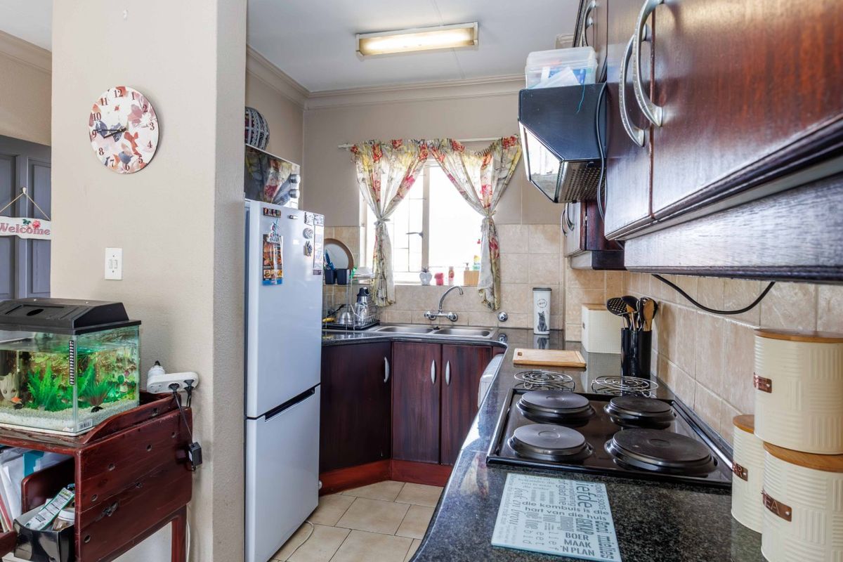 Charming 2-Bedroom Apartment for Sale in Edenglen – Perfect Lock-Up-and-Go! - Photo 4