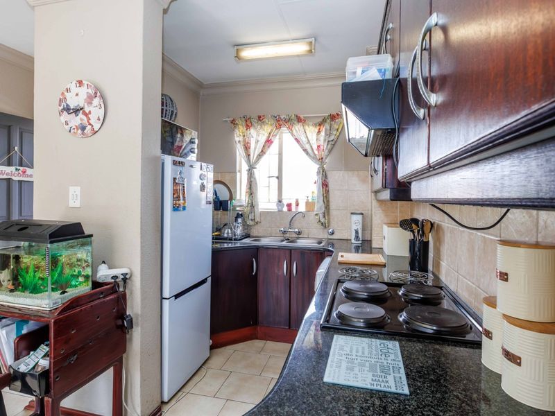 Charming 2-Bedroom Apartment for Sale in Edenglen – Perfect Lock-Up-and-Go! - Photo 4