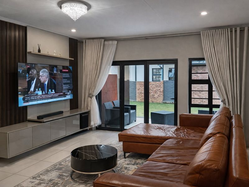 3 Bedroom Stylish Townhouse Living in Rooihuiskraal North - Photo 3