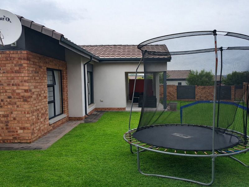 3 Bedroom Stylish Townhouse Living in Rooihuiskraal North - Photo 1