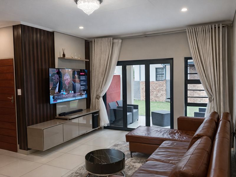 3 Bedroom Stylish Townhouse Living in Rooihuiskraal North - Photo 2