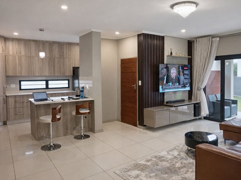 3 Bedroom Stylish Townhouse Living in Rooihuiskraal North - Photo 4