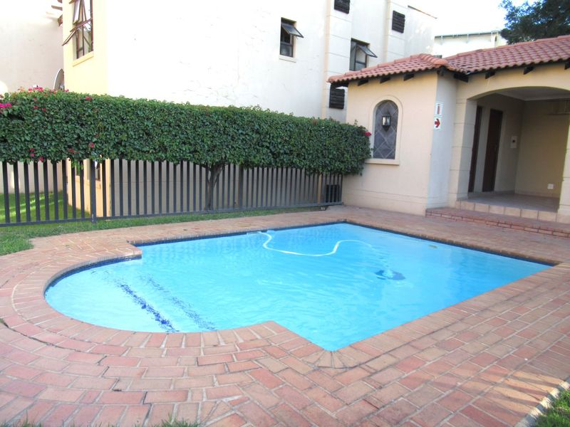 Stylish 2 Bed, 2 Bath Ground Floor Apartment For Sale in Noordwyk - Photo 2