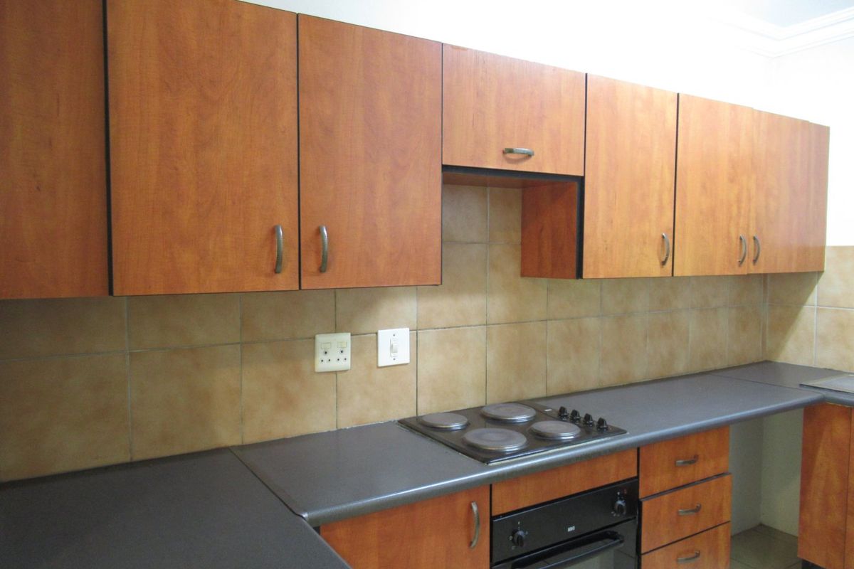 Stylish 2 Bed, 2 Bath Ground Floor Apartment For Sale in Noordwyk - Photo 3
