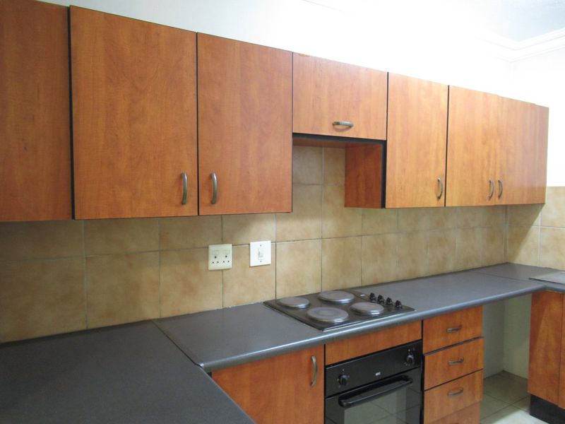 Stylish 2 Bed, 2 Bath Ground Floor Apartment For Sale in Noordwyk - Photo 3