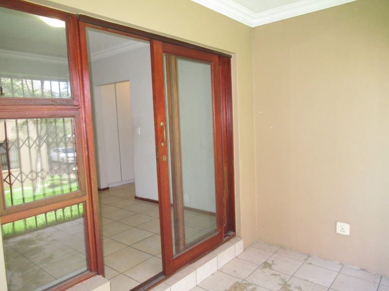 Stylish 2 Bed, 2 Bath Ground Floor Apartment For Sale in Noordwyk - Photo 10