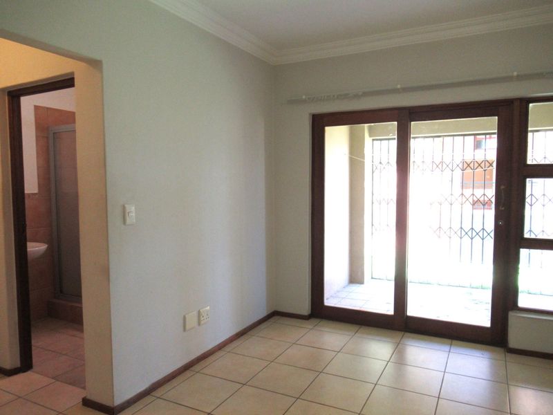Stylish 2 Bed, 2 Bath Ground Floor Apartment For Sale in Noordwyk - Photo 8