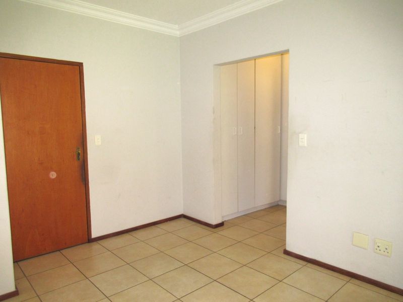Stylish 2 Bed, 2 Bath Ground Floor Apartment For Sale in Noordwyk - Photo 6